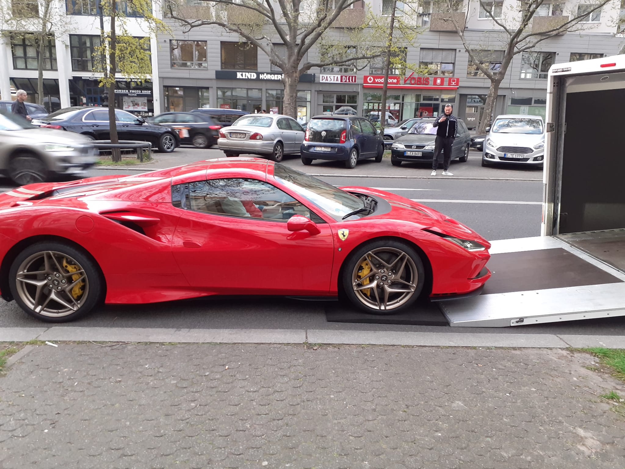 Ferrari 488 Pista closed Transport