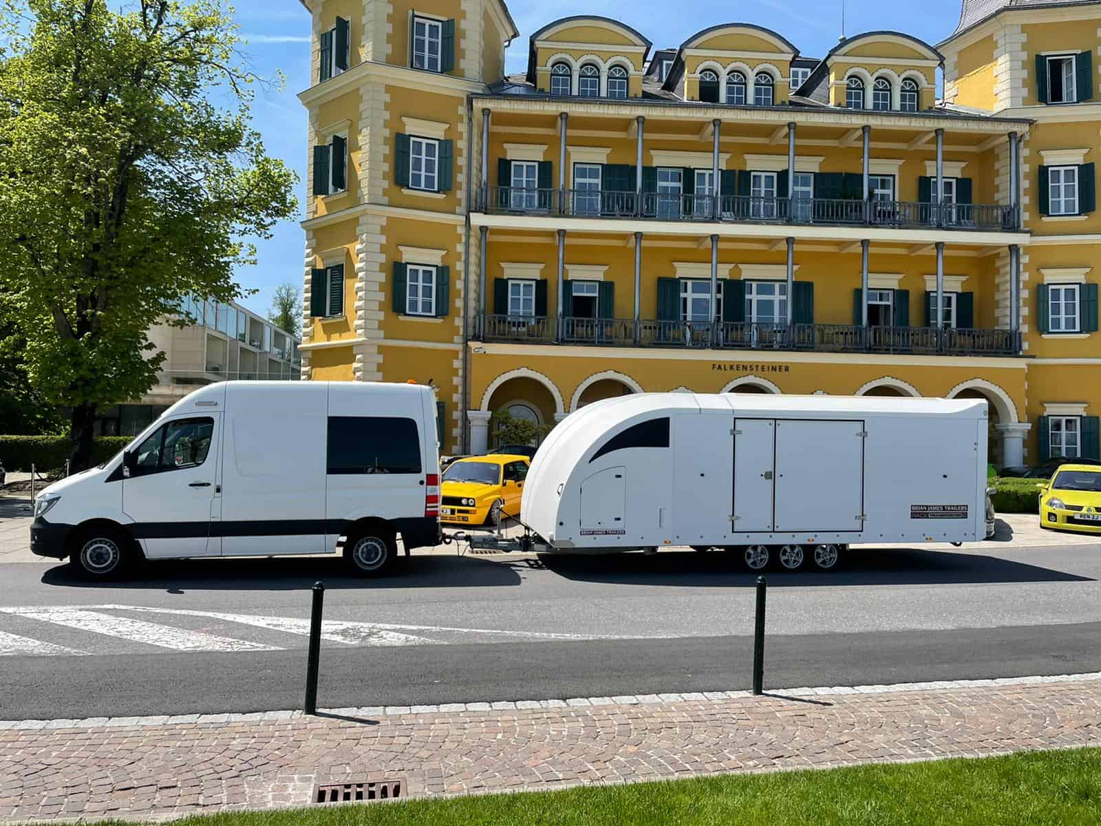 A1: Autotransporter mit Luxuslimousinen kippt um   - Nachrichten -  Niedersachsen - Studio Osnabrück